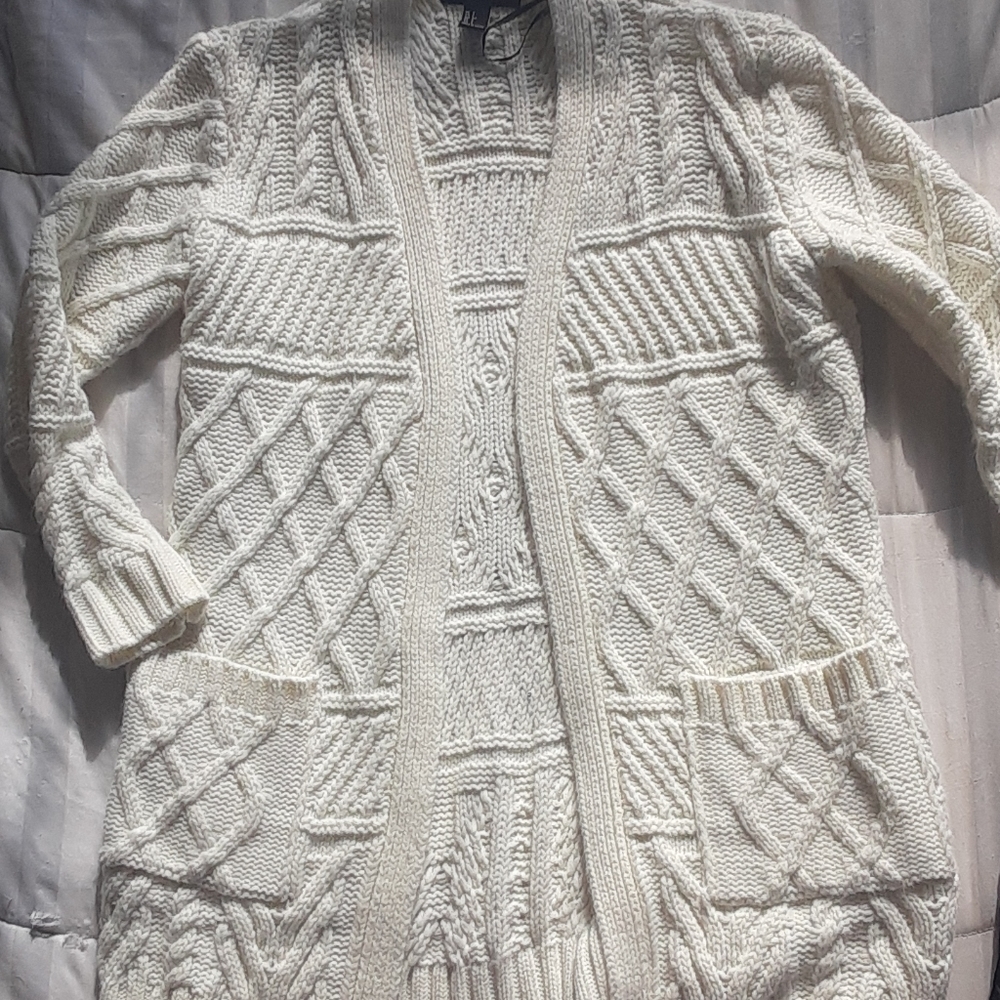 Forever 21 knit cream cardigan with pockets!